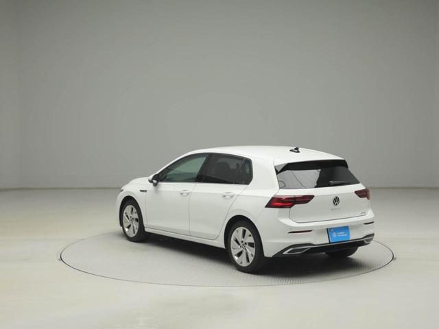ゴルフ ｅＴＳＩスタイル　プラチナムエディション　認定中古車　アダクティブクルーズコントロール（全車速追従機能付き）　レーンキープアシスト　レーンチェンジアシスト　パークディスタンスコントロール　リヤトラフィックアラート　デジタルメータークラスター（3枚目）