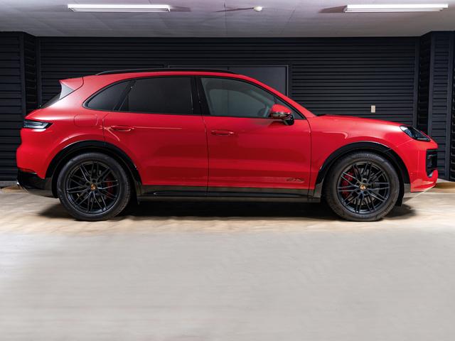 カイエン GTS カーマインレッド/ブラック ティプトロニックS 右H スポーツクロノ パッケージ リア アクスル ステアリング アダプティブ スポーツシート パッセンジャーディスプレイ(2枚目)