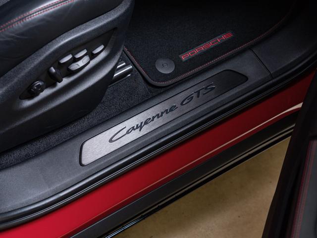 カイエン GTS カーマインレッド/ブラック ティプトロニックS 右H スポーツクロノ パッケージ リア アクスル ステアリング アダプティブ スポーツシート パッセンジャーディスプレイ(10枚目)