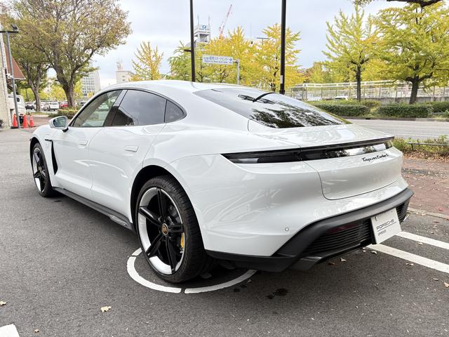 タイカン タイカン ターボS キャララホワイトメタリック/ブラウン EV 右H シートベンチレーション (フロント) グレーバンド フロントウインドウ プライバシーガラス トラフィック ジャム アシスト(3枚目)