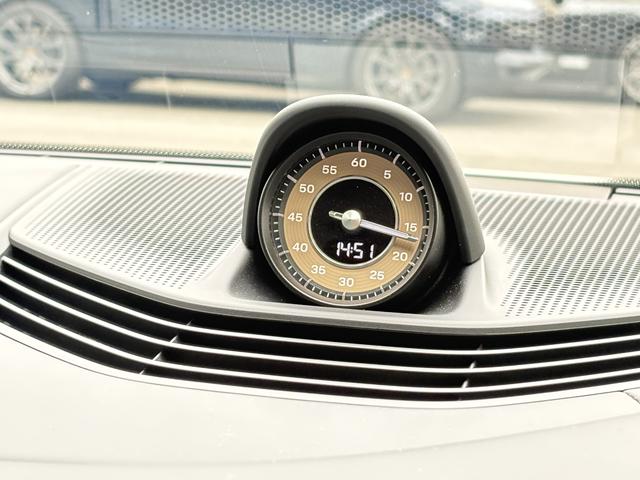 タイカン タイカン ターボS キャララホワイトメタリック/ブラウン EV 右H シートベンチレーション (フロント) グレーバンド フロントウインドウ プライバシーガラス トラフィック ジャム アシスト(18枚目)