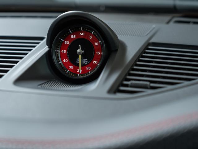 ９１１ ９１１ＧＴ３ツーリングパッケージ　アークティックグレー／ブラック　ＭＴ車両　右Ｈ　ツーリングパッケージ　クロノ　パッケージ　アダプティブ　スポーツシート　ポルシェダイナミックライトシステム　プラス（18枚目）