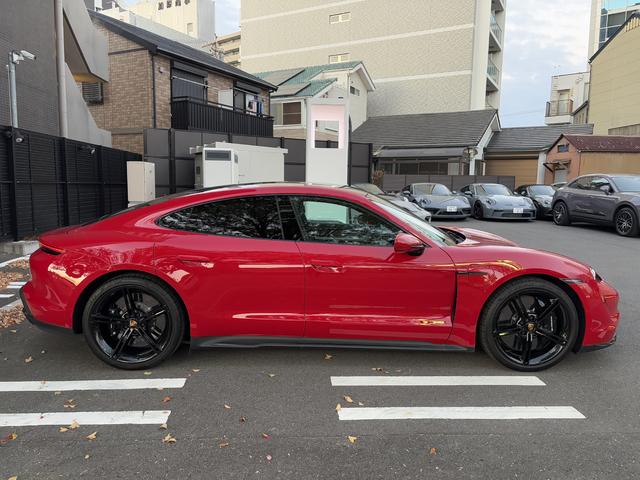 タイカン タイカン ターボS カーマインレッド/クレヨン EV 右H ダイナミックシャシー コントロール セラミックコンポジット ブレーキ(PCCB) ブラック ペイント仕上げ 4ゾーン オート クライメート コントロール(2枚目)