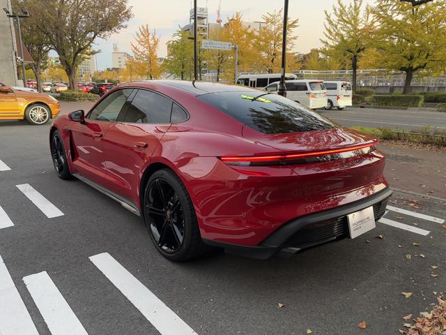 タイカン タイカン ターボS カーマインレッド/クレヨン EV 右H ダイナミックシャシー コントロール セラミックコンポジット ブレーキ(PCCB) ブラック ペイント仕上げ 4ゾーン オート クライメート コントロール(3枚目)