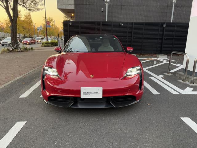 タイカン タイカン ターボS カーマインレッド/クレヨン EV 右H ダイナミックシャシー コントロール セラミックコンポジット ブレーキ(PCCB) ブラック ペイント仕上げ 4ゾーン オート クライメート コントロール(4枚目)