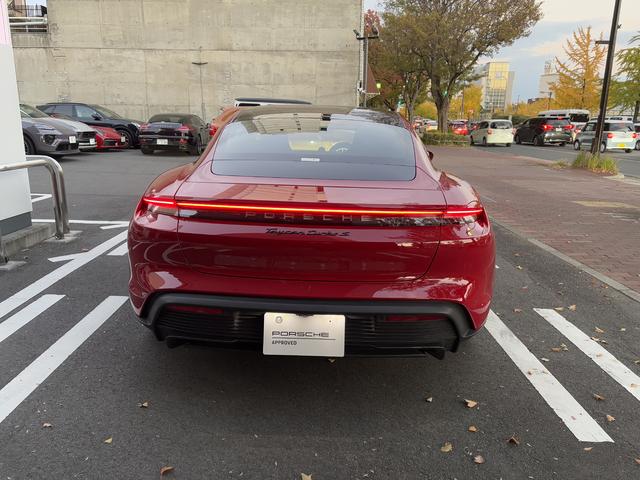 タイカン タイカン ターボS カーマインレッド/クレヨン EV 右H ダイナミックシャシー コントロール セラミックコンポジット ブレーキ(PCCB) ブラック ペイント仕上げ 4ゾーン オート クライメート コントロール(5枚目)