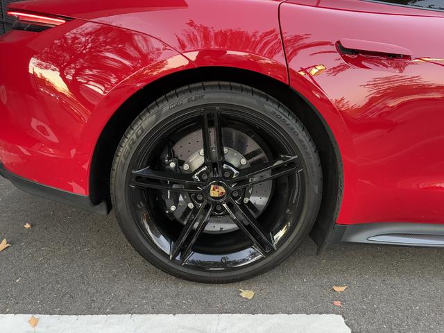 タイカン タイカン ターボS カーマインレッド/クレヨン EV 右H ダイナミックシャシー コントロール セラミックコンポジット ブレーキ(PCCB) ブラック ペイント仕上げ 4ゾーン オート クライメート コントロール(6枚目)