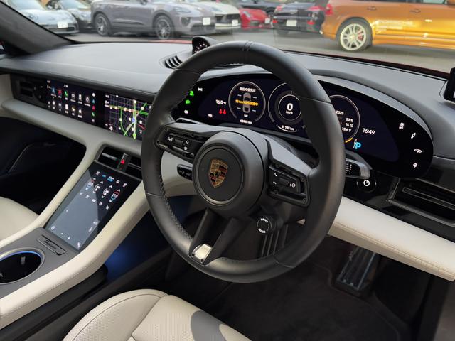 タイカン タイカン ターボS カーマインレッド/クレヨン EV 右H ダイナミックシャシー コントロール セラミックコンポジット ブレーキ(PCCB) ブラック ペイント仕上げ 4ゾーン オート クライメート コントロール(8枚目)