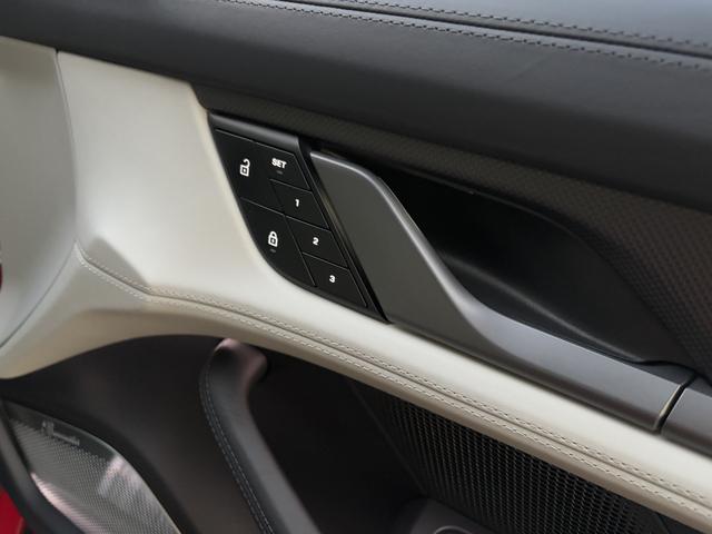 タイカン タイカン ターボS カーマインレッド/クレヨン EV 右H ダイナミックシャシー コントロール セラミックコンポジット ブレーキ(PCCB) ブラック ペイント仕上げ 4ゾーン オート クライメート コントロール(9枚目)