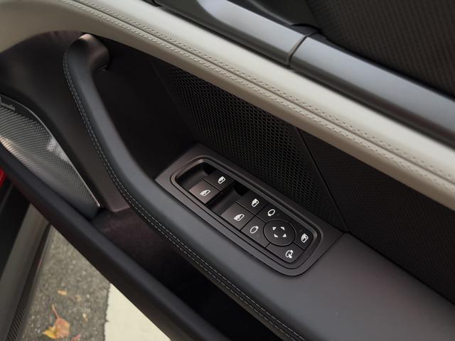 タイカン タイカン ターボS カーマインレッド/クレヨン EV 右H ダイナミックシャシー コントロール セラミックコンポジット ブレーキ(PCCB) ブラック ペイント仕上げ 4ゾーン オート クライメート コントロール(10枚目)