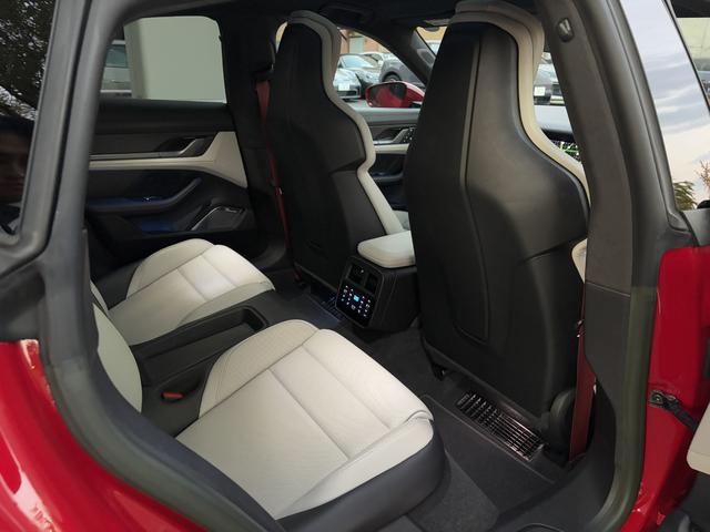 タイカン タイカン ターボS カーマインレッド/クレヨン EV 右H ダイナミックシャシー コントロール セラミックコンポジット ブレーキ(PCCB) ブラック ペイント仕上げ 4ゾーン オート クライメート コントロール(14枚目)