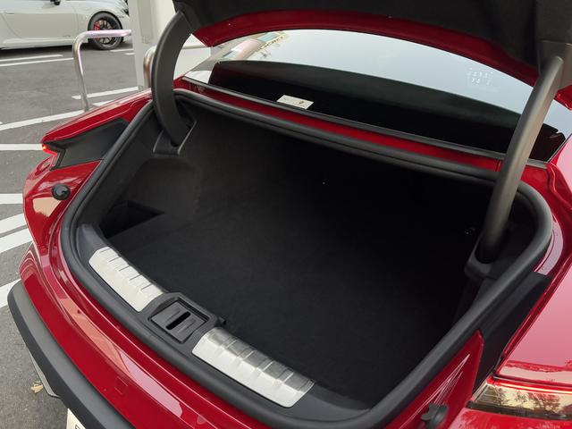 タイカン タイカン ターボS カーマインレッド/クレヨン EV 右H ダイナミックシャシー コントロール セラミックコンポジット ブレーキ(PCCB) ブラック ペイント仕上げ 4ゾーン オート クライメート コントロール(17枚目)