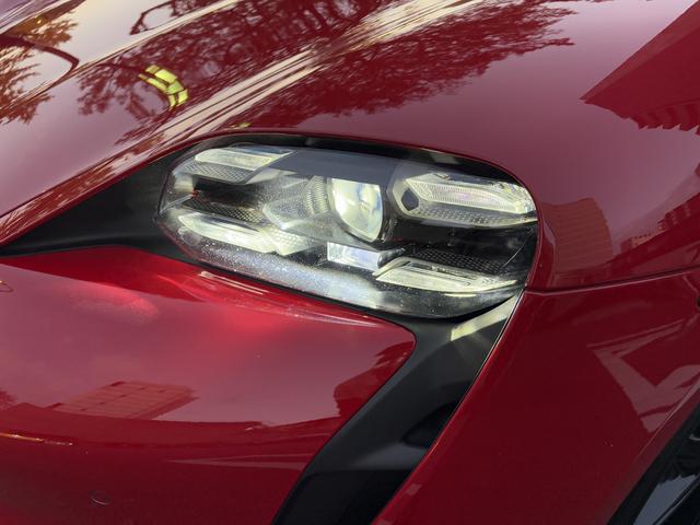 タイカン タイカン ターボS カーマインレッド/クレヨン EV 右H ダイナミックシャシー コントロール セラミックコンポジット ブレーキ(PCCB) ブラック ペイント仕上げ 4ゾーン オート クライメート コントロール(19枚目)