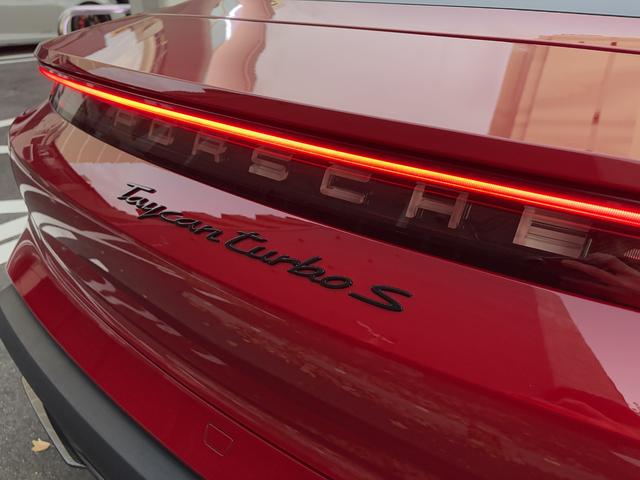 タイカン タイカン ターボS カーマインレッド/クレヨン EV 右H ダイナミックシャシー コントロール セラミックコンポジット ブレーキ(PCCB) ブラック ペイント仕上げ 4ゾーン オート クライメート コントロール(20枚目)