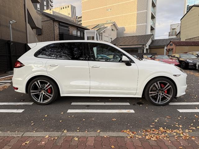 カイエン GTS ホワイト/ブラック ティプトロニックS 右H オートマチックテールゲート 21 インチ911 ターボII ホイール ライトコンフォートパッケージ シートヒーター(フロントおよびリア)(2枚目)