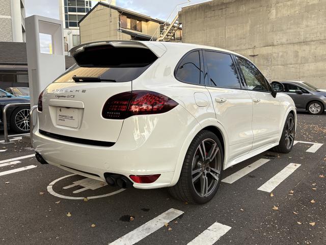 カイエン GTS ホワイト/ブラック ティプトロニックS 右H オートマチックテールゲート 21 インチ911 ターボII ホイール ライトコンフォートパッケージ シートヒーター(フロントおよびリア)(3枚目)