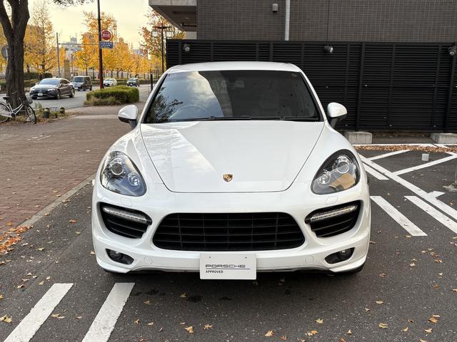 カイエン GTS ホワイト/ブラック ティプトロニックS 右H オートマチックテールゲート 21 インチ911 ターボII ホイール ライトコンフォートパッケージ シートヒーター(フロントおよびリア)(4枚目)