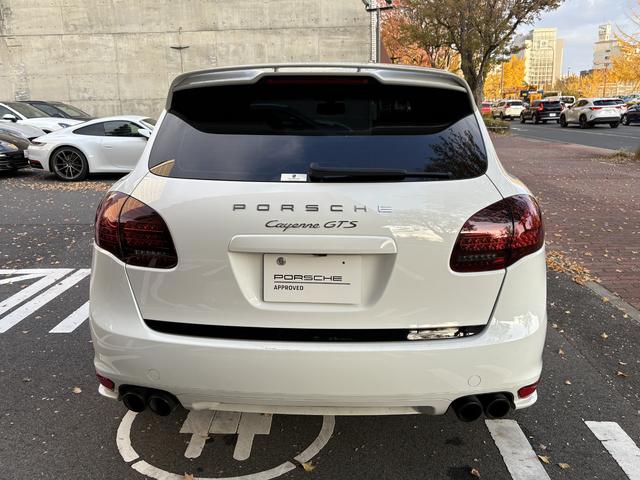 カイエン GTS ホワイト/ブラック ティプトロニックS 右H オートマチックテールゲート 21 インチ911 ターボII ホイール ライトコンフォートパッケージ シートヒーター(フロントおよびリア)(5枚目)