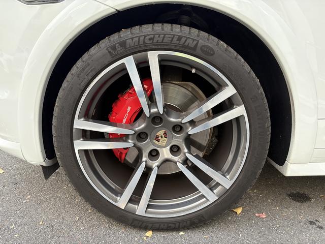 カイエン GTS ホワイト/ブラック ティプトロニックS 右H オートマチックテールゲート 21 インチ911 ターボII ホイール ライトコンフォートパッケージ シートヒーター(フロントおよびリア)(6枚目)