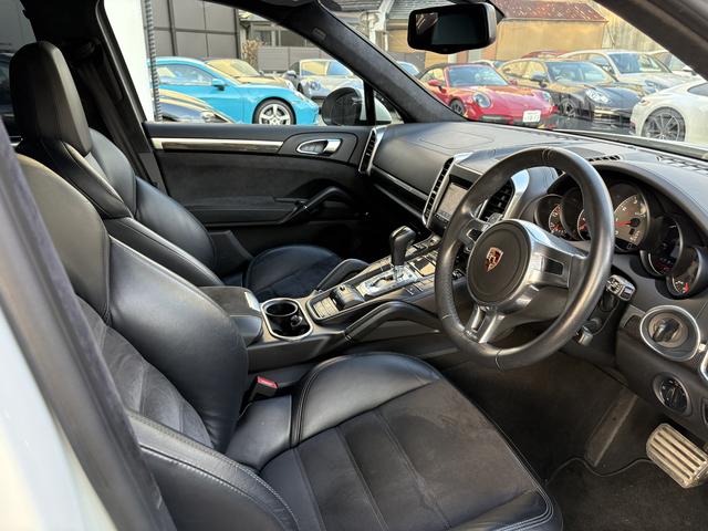 カイエン GTS ホワイト/ブラック ティプトロニックS 右H オートマチックテールゲート 21 インチ911 ターボII ホイール ライトコンフォートパッケージ シートヒーター(フロントおよびリア)(9枚目)