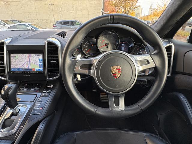 カイエン GTS ホワイト/ブラック ティプトロニックS 右H オートマチックテールゲート 21 インチ911 ターボII ホイール ライトコンフォートパッケージ シートヒーター(フロントおよびリア)(12枚目)