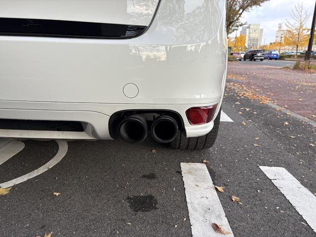 カイエン GTS ホワイト/ブラック ティプトロニックS 右H オートマチックテールゲート 21 インチ911 ターボII ホイール ライトコンフォートパッケージ シートヒーター(フロントおよびリア)(16枚目)