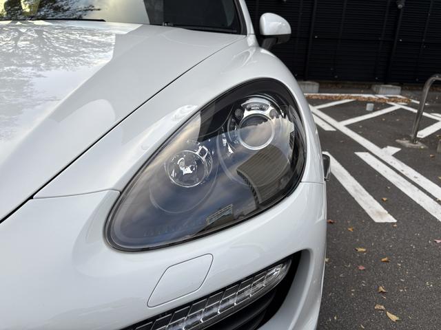 カイエン GTS ホワイト/ブラック ティプトロニックS 右H オートマチックテールゲート 21 インチ911 ターボII ホイール ライトコンフォートパッケージ シートヒーター(フロントおよびリア)(20枚目)