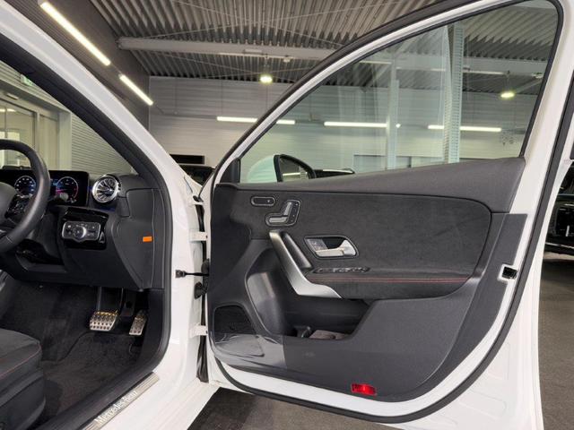 Ａクラス Ａ２００ｄ　ＡＭＧラインパッケージ　レーダーセーフティＰＫＧ　Ｆメモリー付パワーシート＆シートヒーター　ワイヤレスチャージ　キーレスゴー　メルセデスミーコネクト　バックカメラ　ＬＥＤライト　レザーＡＲＴＩＣＯ／ＭＩＣＲＯＣＵＴ　純正ナビ（13枚目）