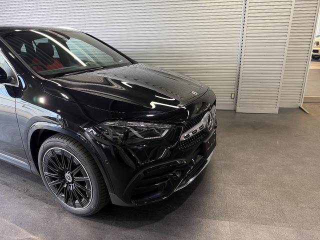 GLAクラス GLA200d 4マチック アーバンスターズ アドバンスドPKG パノラミックS/R ヘッドアップディスプレイ ブルメスタサウンド 赤黒本革シート 360°カメラ ARナビ パワーゲート/フットオープナー ワイヤレスチャージ 禁煙 ワンオーナー(4枚目)