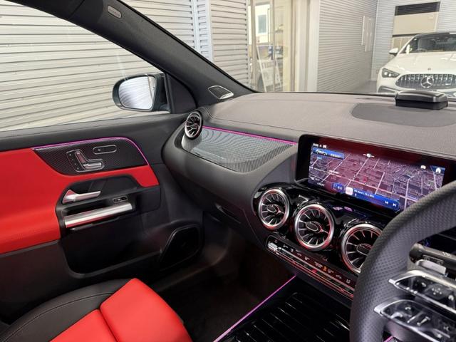 GLAクラス GLA200d 4マチック アーバンスターズ アドバンスドPKG パノラミックS/R ヘッドアップディスプレイ ブルメスタサウンド 赤黒本革シート 360°カメラ ARナビ パワーゲート/フットオープナー ワイヤレスチャージ 禁煙 ワンオーナー(29枚目)