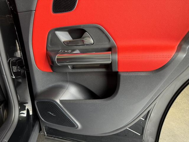GLAクラス GLA200d 4マチック アーバンスターズ アドバンスドPKG パノラミックS/R ヘッドアップディスプレイ ブルメスタサウンド 赤黒本革シート 360°カメラ ARナビ パワーゲート/フットオープナー ワイヤレスチャージ 禁煙 ワンオーナー(39枚目)