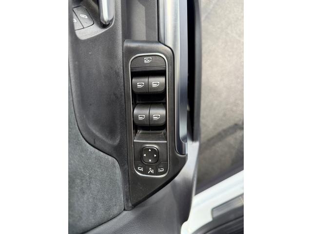 GLB GLB200d 4マチック AMGラインパッケージ レーダーセーフティPKG Fメモリー付パワーシート&シートヒーター ワイヤレスチャージ パワーゲート/フットオープナー付 360°カメラ キーレスゴー 20インチAW 三列目シート 禁煙 ワンオーナー(17枚目)