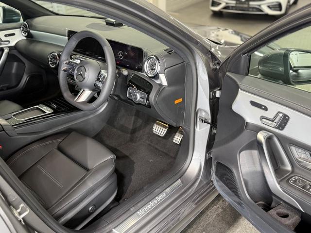 Aクラス A200d アーバンスターズ ドライビングアシスタンスPKG メモリー付パワーシート&ヒーター バックカメラ デジタルコックピットディスプレイ ワイヤレスチャージ キーレスゴー MBUXARナビ 18インチAW 禁煙 ワンオーナー(12枚目)