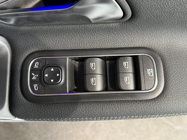 Aクラス A200d アーバンスターズ ドライビングアシスタンスPKG メモリー付パワーシート&ヒーター バックカメラ デジタルコックピットディスプレイ ワイヤレスチャージ キーレスゴー MBUXARナビ 18インチAW 禁煙 ワンオーナー(15枚目)