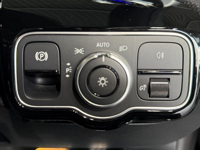 Aクラス A200d アーバンスターズ ドライビングアシスタンスPKG メモリー付パワーシート&ヒーター バックカメラ デジタルコックピットディスプレイ ワイヤレスチャージ キーレスゴー MBUXARナビ 18インチAW 禁煙 ワンオーナー(16枚目)