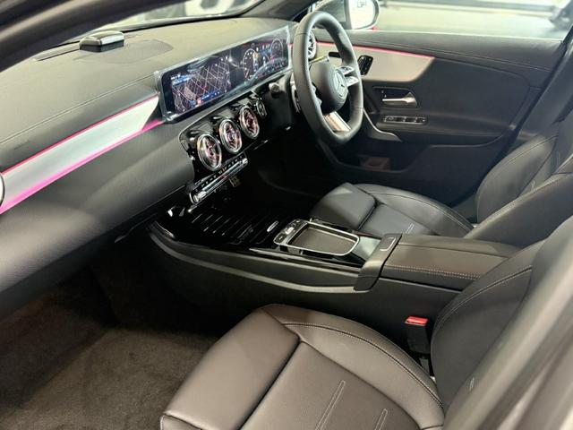 Aクラス A200d アーバンスターズ ドライビングアシスタンスPKG メモリー付パワーシート&ヒーター バックカメラ デジタルコックピットディスプレイ ワイヤレスチャージ キーレスゴー MBUXARナビ 18インチAW 禁煙 ワンオーナー(32枚目)