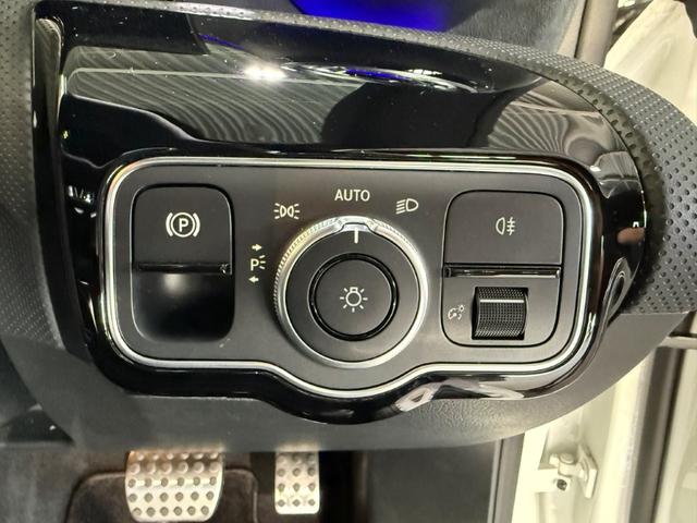 CLAクラス CLA200d AMGラインパッケージ レーダーセーフティPKG ワイヤレスチャージ Fメモリー付パワーシート&ヒーター 360°カメラ キーレスゴー メルセデスミーコネクト バックカメラ LEDライト レザーARTICO ワンオーナー(19枚目)