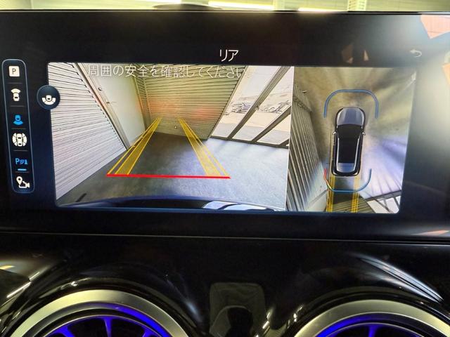 日本最大規模のメルセデス・ベンツ認定中古車展示場です。およそ２５台展示可能な屋内展示場と、およそ８０台展示できる広い屋外展示に厳選されたサーティファイドカーを常時展示しております。