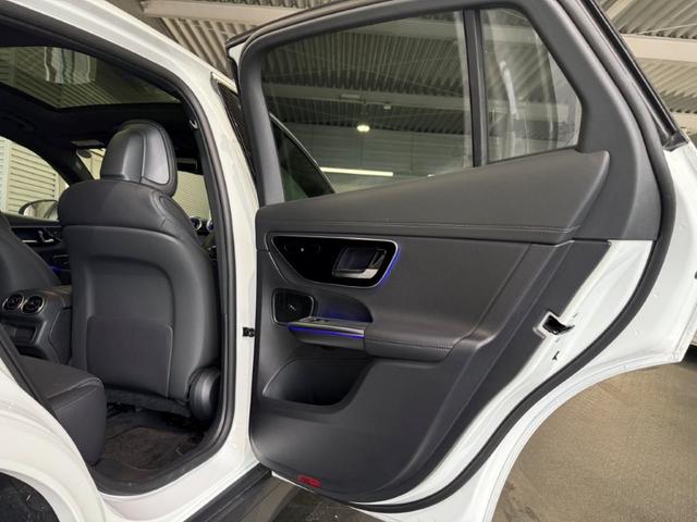 ＧＬＣ ＧＬＣ２２０ｄ　４ＭクペドライバズＰ＋ＡＭＧラインＰ　レーダーセーフティＰＫＧ　パノラミックＳ／Ｒ　ワイヤレスチャージ　Ｆメモリー付パワーシート　ＦＲシートヒーター　パワーゲート／フットオープナー付　３６０°カメラ　ミーコネクト　黒ＡＲＴＩＣＯレザー（47枚目）