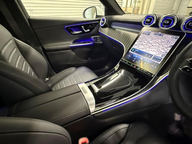 ＧＬＣ ＧＬＣ２２０ｄ　４ＭクペドライバズＰ＋ＡＭＧラインＰ　ＡＭＧレザーエクスクルーシブＰＫＧ　パノラミックＳ／Ｒ　ブルメスタサウンド　ヘッドアップディスプレイ　パワーゲート／フットオープナー　ワイヤレスチャージ　前後ドラレコ３６０　Ｆメモリー付パワーシート（22枚目）