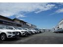 日本最大規模のメルセデス・ベンツ認定中古車展示場です。およそ25台展示可能な屋内展示場と、およそ80台展示できる広い屋外展示に厳選されたサーティファイドカーを常時展示しております。