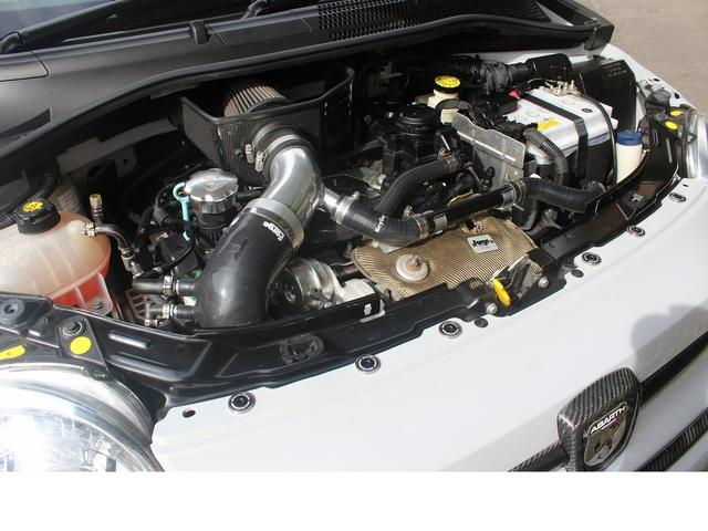 アバルト５９５ コンペティツィオーネ　１オーナー・バッドフェイスボンネット・ＫＷ車高調・ＡＤＶＡＮ１７ｉｎｃｈＡＷ・カーボンボディーパーツ・インテリアパーツ・ＭＣＢ・ｄｉｖｅｒｔｉエアクリ・ローポジシートレール（20枚目）