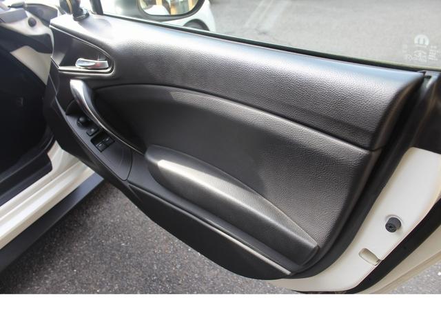 アバルト１２４ スパイダー ベースグレード　６ＭＴ・ナビ・レザーＰＫＧ・タイミングベルト・ＷＰ交換・レコードモンツァ・ローダウンコイル・スロットルコントローラー・エアクリーナー・ボンネットダンパー・カーボンシフトパネル・ホイールスペーサー（9枚目）