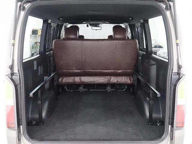 ハイエースバン スーパーGL ダークプライムII ハイエース リノカ コーストライン オールペイント 角目4灯 ルーフツートン 各所メッキ部分ブラック塗装 シートカバー クラシックブラック ベッドキッド ローダウン アルミホイール リボンタイヤ(17枚目)