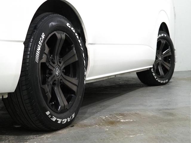 ハイエースバン ロングGL ハイエース ワゴンGL FLEX内装架装 R1 フローリング施工 テーブル ベッドマット 収納可能 サイドオーニング ローダウン ナビ バックカメラ オリジナルカラーアルミホイール ナスカータイヤ(8枚目)