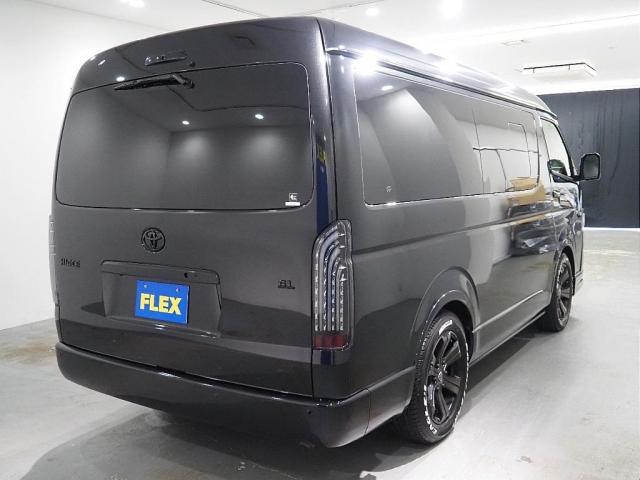 ハイエースワゴン ＧＬ　ハイエース　ワゴン　フルフラットシート　セカンドシート３人掛け　ＢＬＡＣＫＥＤＩＴＩＯＮ　ローダウン　オリジナルホイール　オーバーフェンダー　煌ＬＥＤテールランプ　大画面ナビアルパイン　フリップモニタ（5枚目）