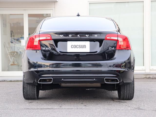 Ｓ６０ Ｄ４　ダイナミックエディション　特別仕様車　専用１８インチアルミホイール”Ｔｕｃａｎ”　グロスブラックエクステリアパーツ　オフブラック本革シート　ナビゲーション　リアビューカメラ　パワーシート　ＰＣＣキーレスドライブ　禁煙車（9枚目）