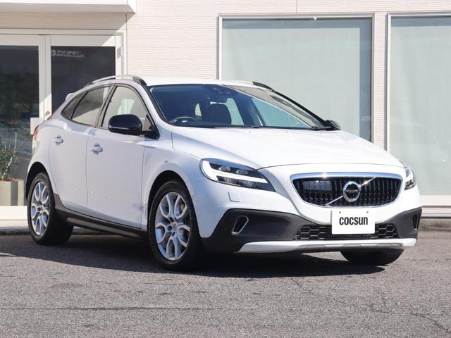 Ｖ４０ クロスカントリー　Ｄ４　サマム　ｈａｒｍａｎ／ｋａｒｄｏｎプレミアムサウンド　オフブラックインテリア　本革シート　シートヒーター　パワーシート　モダンウッドパネル　ナビゲーション　リアビューカメラ　ＰＣＣキーレスドライブ　禁煙車（6枚目）