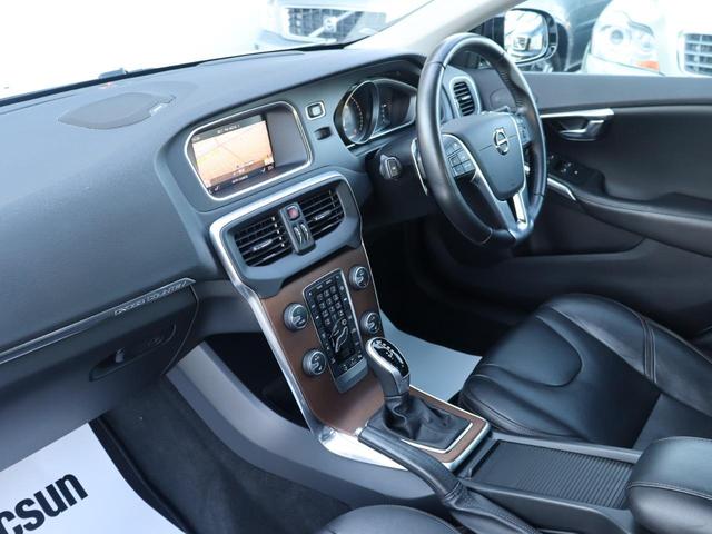 Ｖ４０ クロスカントリー　Ｄ４　サマム　ｈａｒｍａｎ／ｋａｒｄｏｎプレミアムサウンド　オフブラックインテリア　本革シート　シートヒーター　パワーシート　モダンウッドパネル　ナビゲーション　リアビューカメラ　ＰＣＣキーレスドライブ　禁煙車（17枚目）
