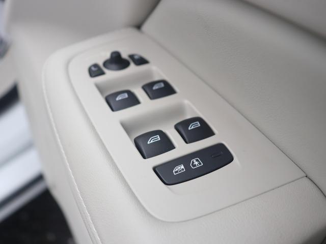 Ｖ６０ Ｂ５　インスクリプション　ワンオーナー　ｈａｒｍａｎ／ｋａｒｄｏｎプレミアムオーディオ　パーフォレーテッド／ファインナッパレザー　ブロンドインテリア　シートヒーター　シートベンチレーション　ステアリングヒーター　禁煙車（31枚目）